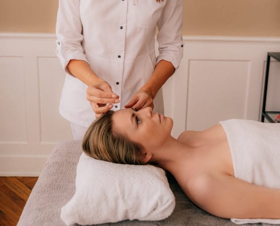 Beruhigendes Getränk mit frischen Kräutern als Sinnbild für die Anti-Stress-Massage